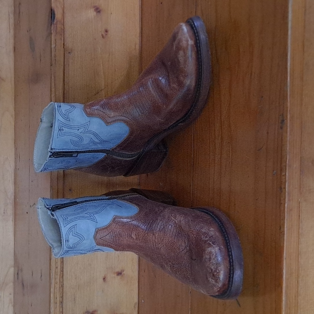 Classic Two-Tone Leather Western Booties - Brown & Light Blue